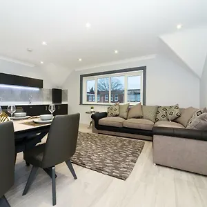 Bournemouth Oasis: Newly Renovated Smart Apartment
